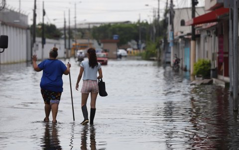 Quienes no tienen como salir con vehículos lo hacen a pie, pero con el riesgo de tropezar con algo.