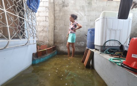 Patios. Los moradores han optado por alzar sus enseres. El agua ingresa hasta los patios en algunas casas.