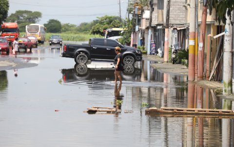 En El Dorado, los vecinos también sufren las afectaciones por el rebosamiento de aguas en los canales cercanos a la ciudadela. Todo esto, advierten las autoridades, incide en la afectación.