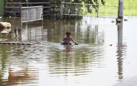Ajenos a las enfermedades que pueden contraer, los niños juegan en las pozas que se forman en El Dorado.