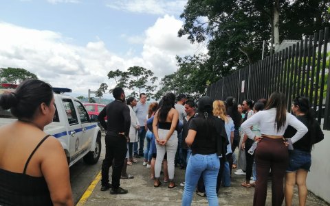 Varias personas se acercaron por información en la morgue de la ciudad de Quevedo, donde fueron trasladado las cuerpos desmembrados de cinco personas.