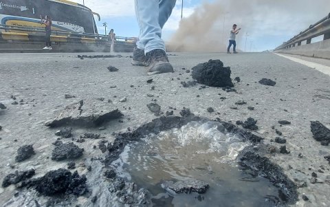 El paso vehicular. Tras el incendio, el asfalto terminó afectado por la temperatura registrada.