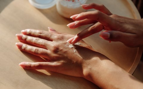 Utiliza protector solar todos los días, incluso dentro de casa.