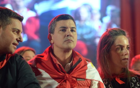 El candidato a la Presidencia de Paraguay por el Partido Colorado oficialista Santiago Peña Palacios (c) participa durante el acto de cierre de su campaña, hoy, en la ciudad de Asunción (Paraguay).
