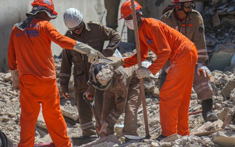 Al menos dos personas murieron y cuatro continúan desparecidas entre los escombros de un edificio residencial.