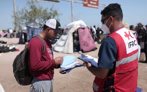Miembros de la Cruz Roja, Onu Migración y Acnur toman hoy datos de los migrantes varados en el control fronterizo de Santa Rosa (Perú) y Chacalluta (Chile).