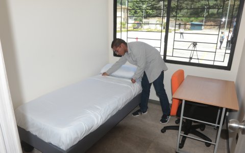Las habitaciones tienen aire acondicionado y una cama por persona, y una silla con una mesita para las tareas.