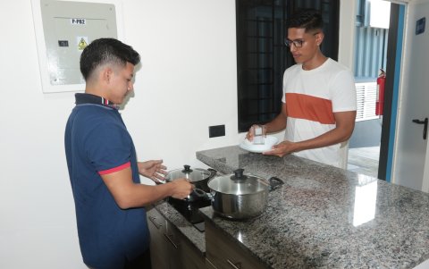 La cocina de cada habitación está totalmente equipada para comodidad de los huéspedes.