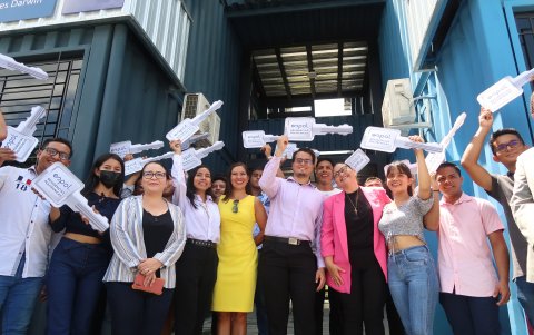 Los estudiantes beneficiados muestran las llaves simbólicas de las habitaciones que fueron entregadas por las autoridades de la Espol.