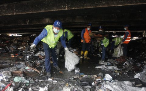 Insalubridad. Entre el jueves y ayer se retiraron, solo de las bases de la estructura del puente, diez toneladas de basura. La ciudadanía no podía creer que tal cantidad haya estado ahí escondida.