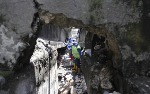 Daño. Para evitar que las personas ingresen a las bases del puente, inicialmente colocarán zinc y mallas como barreras, y luego sellarán con cemento.