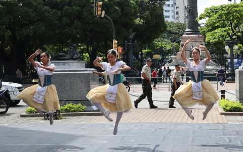 Escenografía. Alumnas de la Escuela de Ballet, durante una de sus presentaciones.