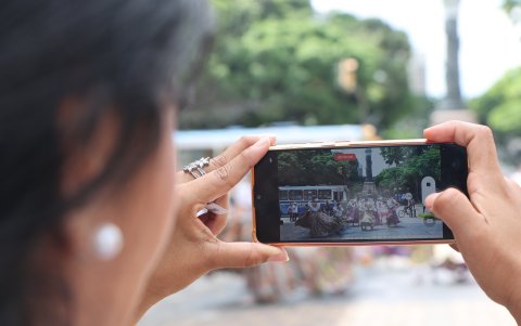 Durante el evento, muchas personas sacaron sus teléfonos celulares para grabar las coreografías.