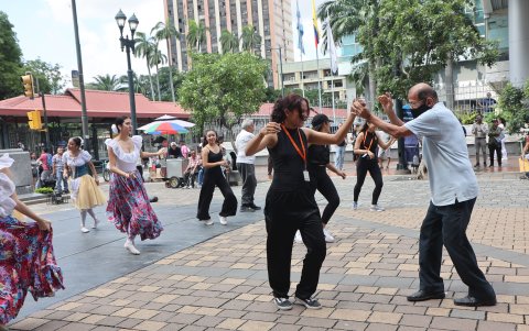 Personas de la tercera edad fueron las que más disfrutaron y bailaron en la Plaza de las Artes y la Paz.