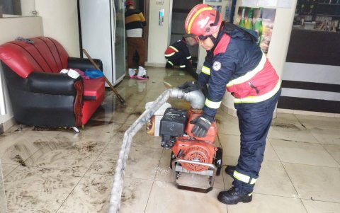 Extracción. Los bomberos sacaron el agua acumulada en las viviendas y negocios