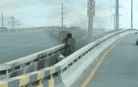 Sur. El puente de Las Esclusas que atraviesa la avenida 25 de Julio hacia Puerto Marítimo, también es usado como quemadero.