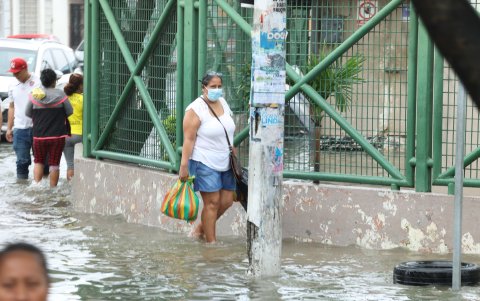 Varios sectores de la ciudad de Guayaquil quedan anegados en cada lluvia fuerte.