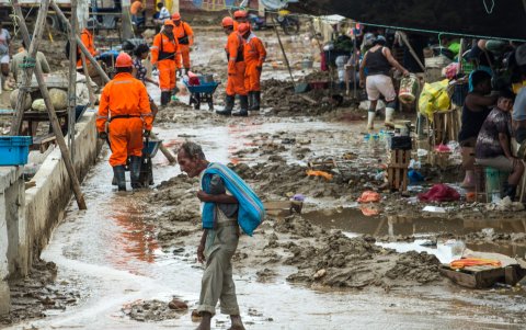 El desborde de ríos en Piura, debido a las intensas lluvias, ha dejado más de 300 familias evacuadas.