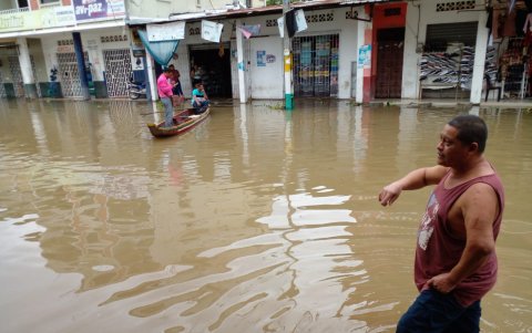 Junquillal. En Salitre y la parroquia Junquillal se repiten las mismas escenas. Algunos optan por andar en canoas.