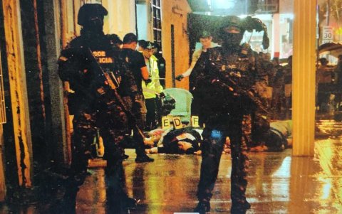 Eran seis los cuerpos visibles y los que perecieron en la acera del taller mecánico. Otro cuerpo quedó debajo de un carro.