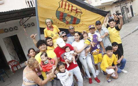 Isidro con la barria de las calles Lizardo García y calle B, donde vive, en el Cristo del Consuelo, suroeste de Guayaquil.