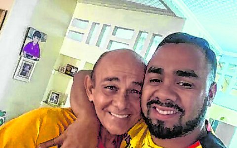 Brian (d) con su abuelo Toribio Cabezas, quien le inculcó el amor al Ídolo.