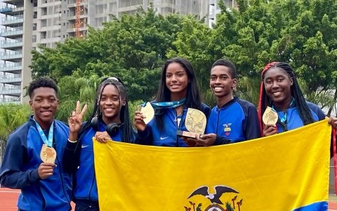 El juvenil tricolor junto con el equipo de relevos en otra competencia internacional.