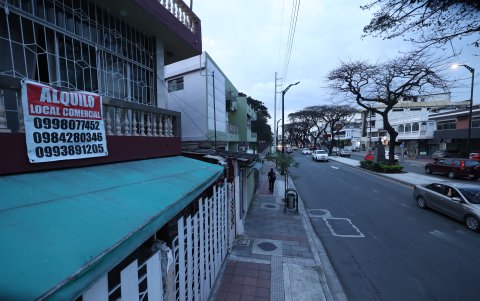 Situación. Como se observa en toda la ciudad, hay rejas, cámaras y muros altos en las casas y comercios, como medida de seguridad.