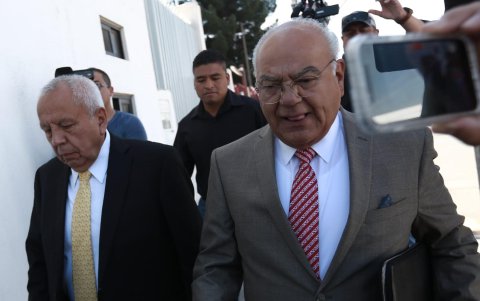 El director del Instituto Nacional de Migración (INM) de México, Francisco Garduño (i), a su llegada hoy, a los juzgados federales en Ciudad Juárez, estado de Chihuahua (México).