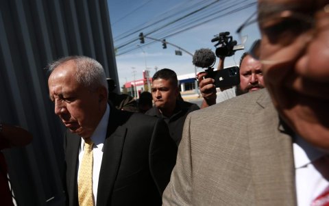 El director del Instituto Nacional de Migración (INM) de México, Francisco Garduño (i), a su llegada hoy, a los juzgados federales en Ciudad Juárez, estado de Chihuahua (México).