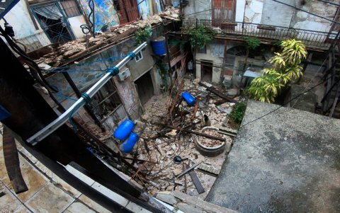 Las lluvias ocasionaron un derrumbe parcial de balcones en viviendas.