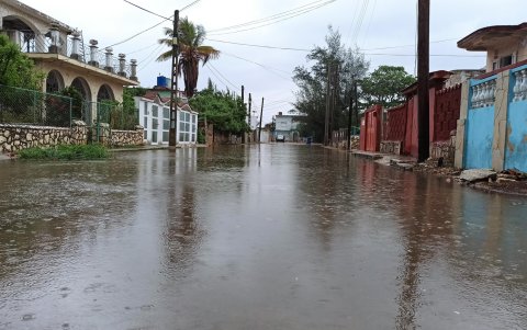 Fotografía de las fuertes lluvias hoy en La Habana (Cuba).