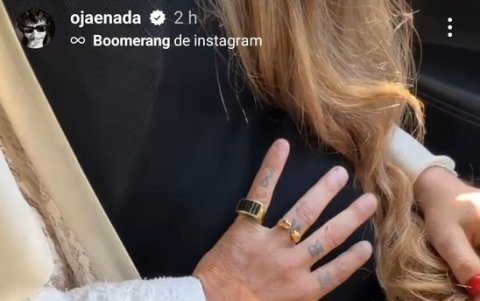 Oscar acaricia el vientre de la madre de su bebé.