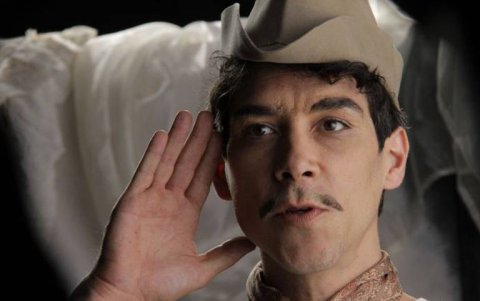 Interpretando a Cantinflas.