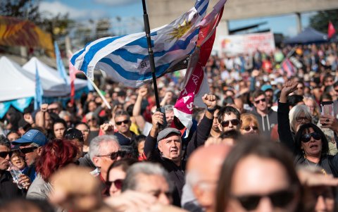 Miles de uruguayos salieron a manifestar en Montevideo.