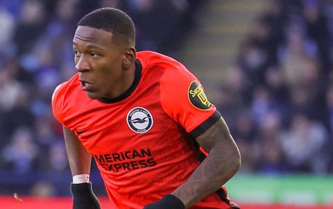 Pervis Estupiñán fue crucial como lateral en el Brighton, al cumplir con una de las actuaciones más destacadas de la fecha