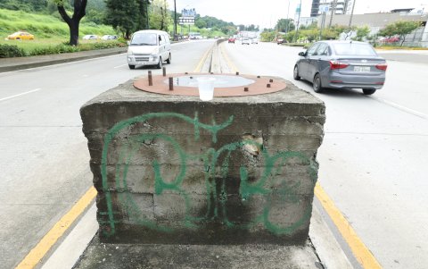 A lo largo de la avenida del Bombero también se observan las estructuras donde se levantaban las vallas. Son un obstáculo.