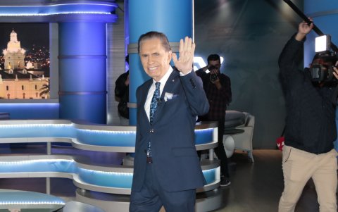 Se retira a los 81 años.