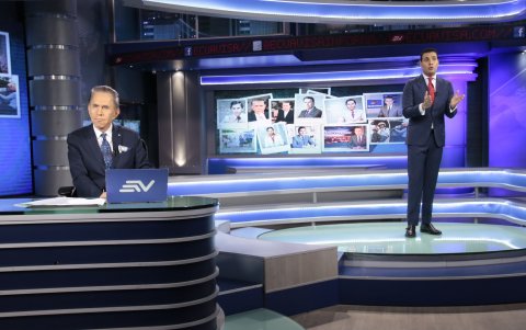 Junto a Juan Carlos Aizprúa, quien ocupará su lugar.