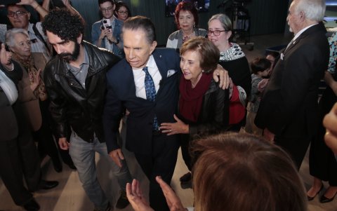 Don Alfonso con su hijo, Juan José y su esposa, Priscilla.