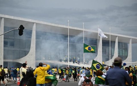 El exterior de la Corte Suprema de Brasil  cuando ciudadanos hacían un plantón por reclamos políticos.