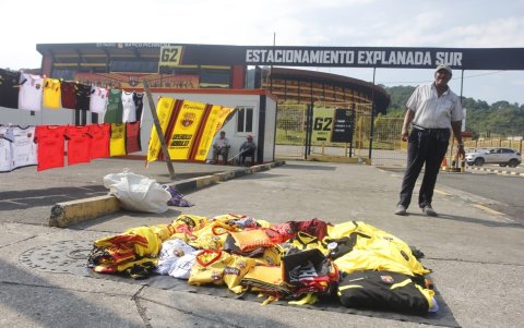 Vendedores también aprovechan la previa del partido para sacar alguna que otra ganancia.