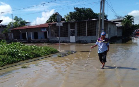 Así lucen las calles del cantón Salitre, que sufre los efectos de las lluvias.