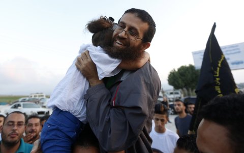 Imagen de julio de 2015 del palestino Khader Adnan con su hija.