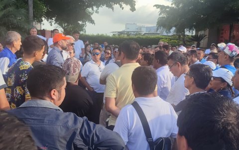 Sarmiento (gorra naranja) se reunió con los transportistas al finalizar la audiencia