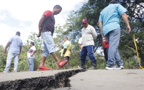 Secuelas. En la comuna, una red de alta tensión y tres transformadores se habían dañado. Por los daños en la vía, recién ayer CNEL pudo ingresar y en la tarde restablecer el servicio.