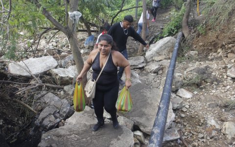 Las familias han tratado de salir como pueden para adquirir alimentos de primera necesidad.