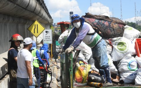 Solo en un día, tras el incendio bajo la estructura, retiraron diez toneladas de basura.