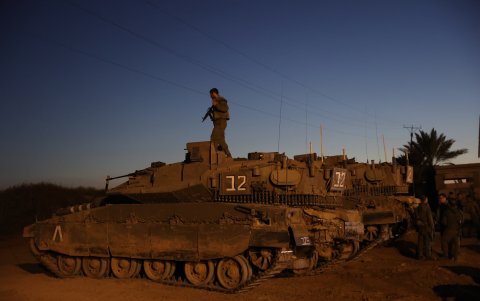 Un soldado israelí se encuentra sobre un tanque en la frontera israelí de Gaza, Israel, 02 de mayo de 2023.