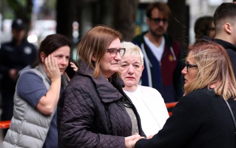 Belgrade (Serbia), 03/05/2023.- Las mujeres reaccionan cerca de la escuela primaria 'Vladislav Ribnikar' en Belgrado, Serbia, el 3 de mayo de 2023.